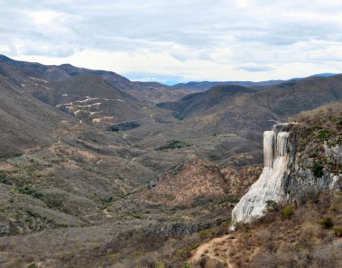 panoramica hierve el agua cascada petrificada oaxaca mexico