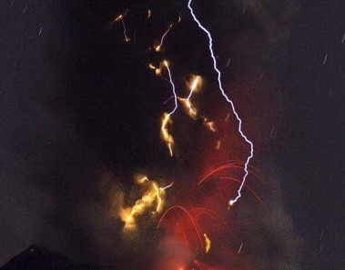 fumarola volcan colima