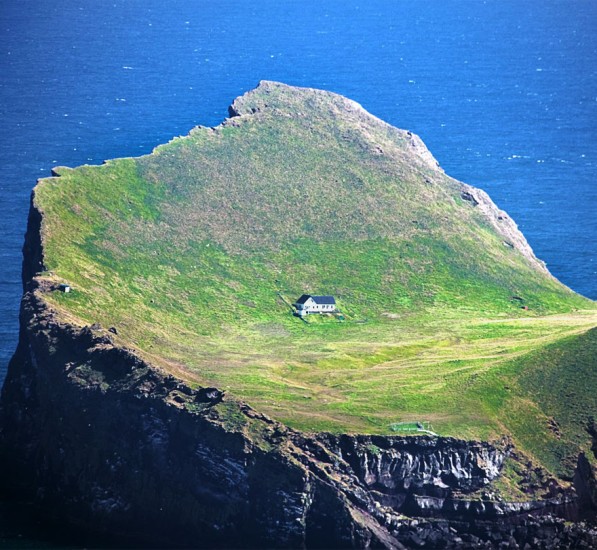 casa solitaria isla islandia 