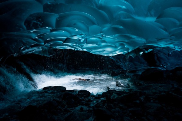 Cuevas de hielo de Mendenhall, Alaska, EE.UU.