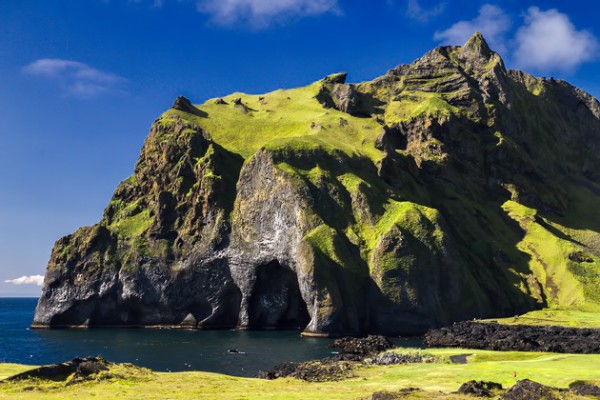 Un elefante de roca gigantesco emergió del Océano en Islandia