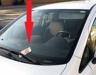 Si encuentras un billete en el parabrisas del auto debes tener cuidado