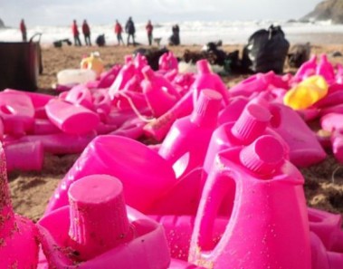 botellas rosadas en playa de Poldhu en Cornualles