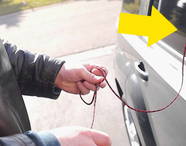 Se le cerró la puerta del Coche, pero mira lo que hace con una Cuerda