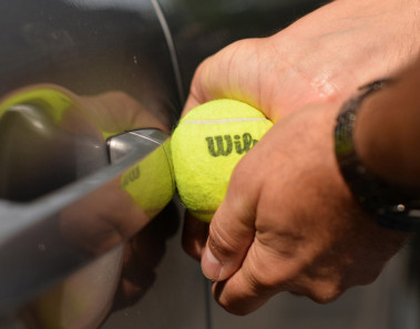 ¿Se puede abrir la puerta de un auto usando una pelota de tenis?