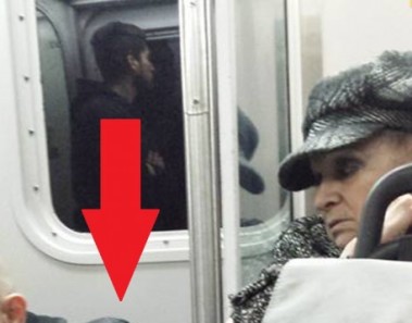 La tierna foto de una anciana tranquilizando a un extraño ha conmovido las redes