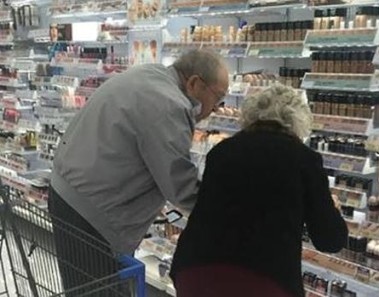 Imagen de dos abuelos en el supermercado que hace creer en el amor verdadero