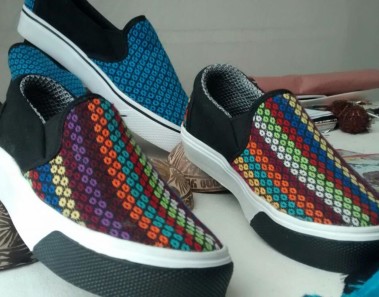 Artesanos oaxaqueños imitan tenis Converse y Vans con gran éxito