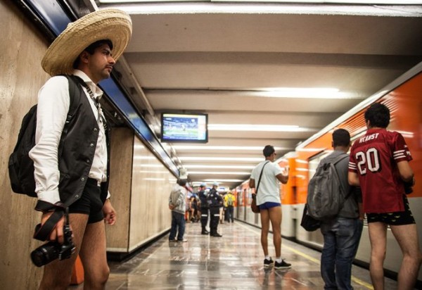 Hoy es el FlashMob sin pantalones en el metro de la CDMX ¡Saca el calzón!