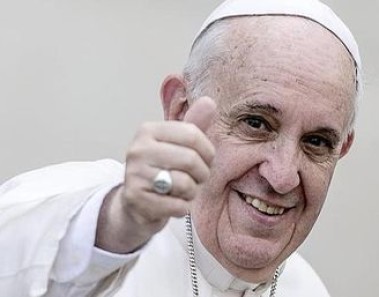 Vea la broma que le jugo el Papa Francisco a una reportera