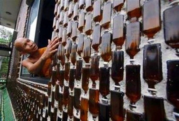 Templo budista construido con un millón de botellas de cerveza