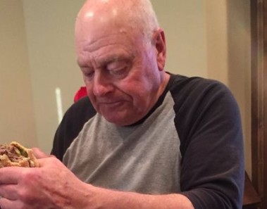 abuelo comiendo hamburguesa
