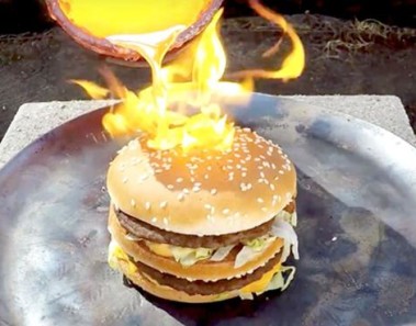 ¿Qué sucede cuando le viertes cobre fundido a una Big Mac?