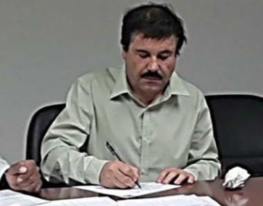 chapo firmando documento
