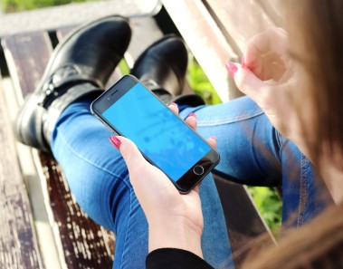 mujer con celular