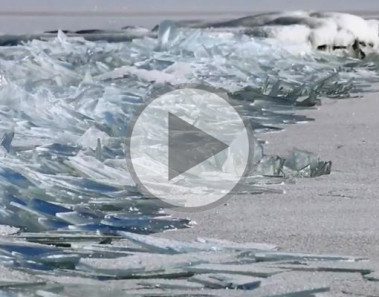 Ve lo que sucede en este lago congelado cuando las olas avanzan por el agua
