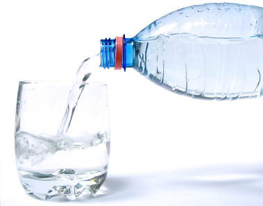 ¿Se debe beber agua durante las comidas?