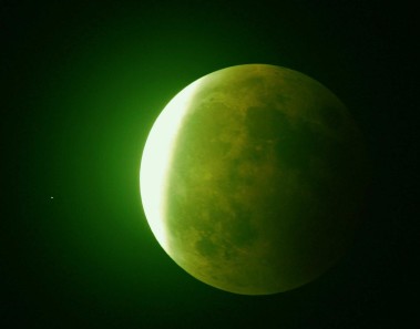 Esta noche el cielo sera iluminado por una luna verde