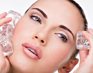 Mejora notablemente el aspecto de tu piel usando hielo