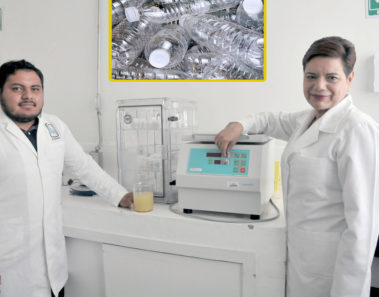 Joven mexicano transforma botellas de plástico en gasolina