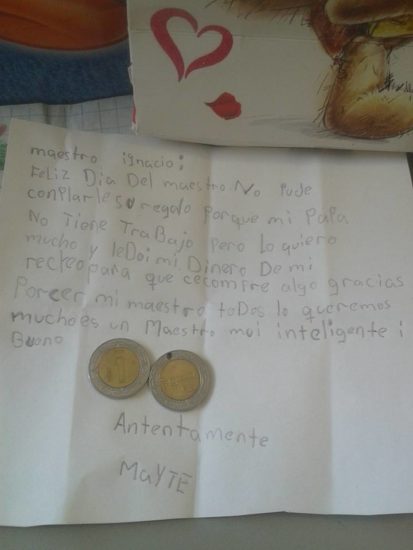 Niña mexicana le da el mejor regalo a su profesor con tan solo 2 pesos