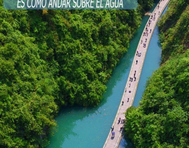 Caminar por esta pasarela en China es como andar sobre el agua