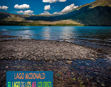 Las piedras coloreadas del lago McDonald en Montana