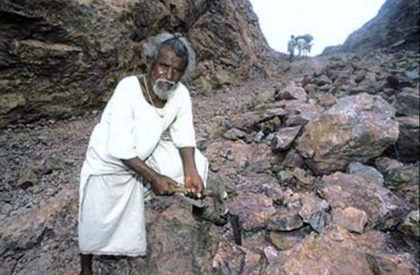 La historia de Dashrath Manjhi que movió una montaña con sus manos