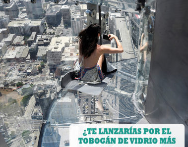 El edificio más alto de Los Ángeles inauguró un tobogán de vidrio a 300 metros de altura