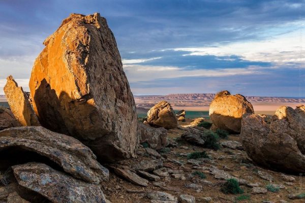 el valle de las rocas redondas en kazajstan