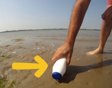 Esta persona rocía sal en la playa… ¡Mira lo que sale del agua!