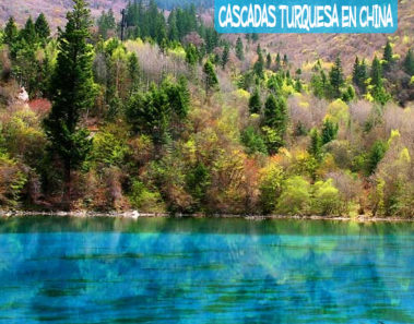 Jiuzhaigou, un valle de cascadas y lagos turquesa en China