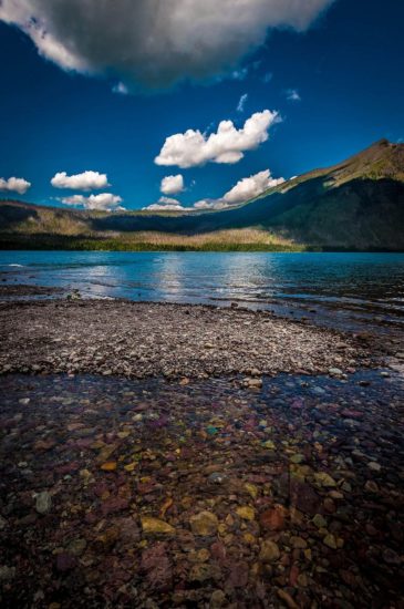 Las piedras coloreadas del lago McDonald en Montana