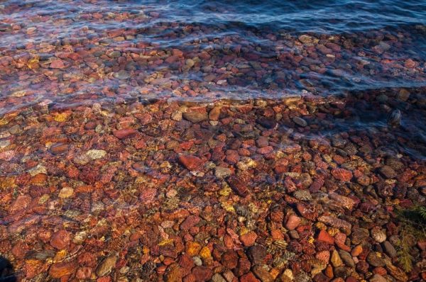 Las piedras coloreadas del lago McDonald en Montana