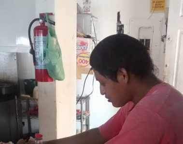 Dueño de una pizzería se encontró a su empleado comiendo, lo que ocurrió después te hará llorar
