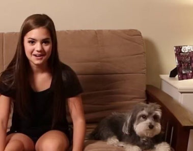 Esta chica de 14 años luce normal pero lo que tiene a su lado te dejará sin palabras…