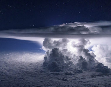 Piloto sobrevuela una tormenta para hacer una foto a 37.000 pies sobre el Océano Pacífico