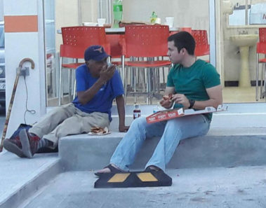 Joven de Tamaulipas compartió su pizza con un señor necesitado y se volvió viral