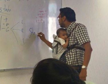 Profesor de acapulco carga al bebé de una alumna ¡para que ella pueda tomar sus apuntes en clase!