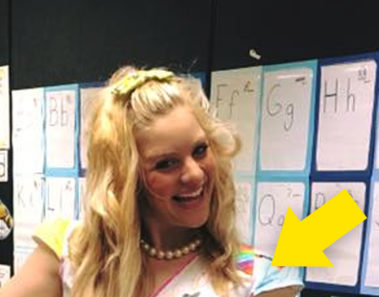 Esta profesora viste un extraño vestido blanco el último día de clase