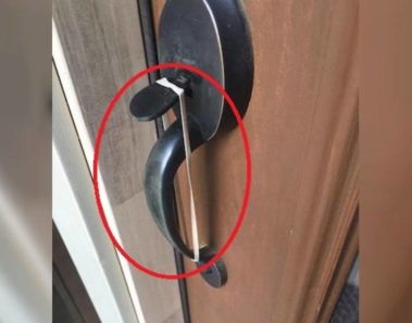 seguridad hogar banda elastica en la puerta