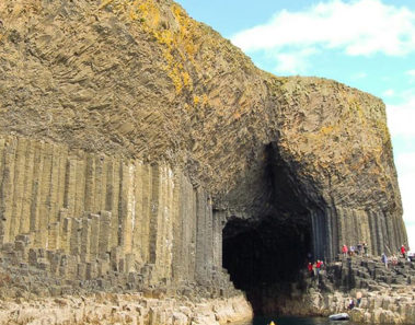 Las espectaculares cuevas en la isla de Staffa