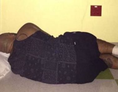 Una mujer encontró a su marido durmiendo en el piso y comenzó a llorar. Cuando veas la foto entera lo sabrás
