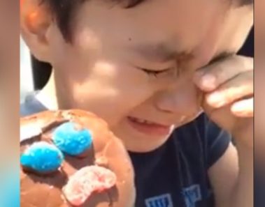 Mira al niño que lloro porque su Paleta Payaso le salió triste