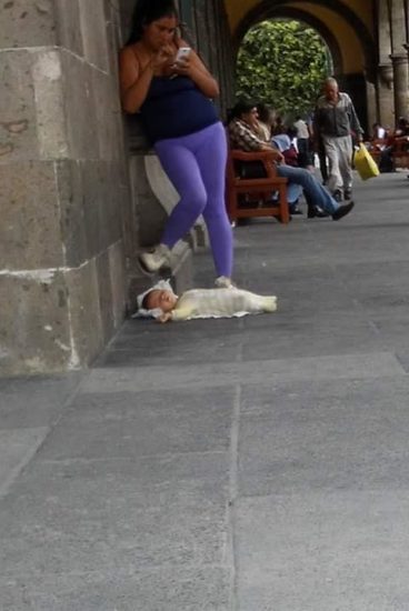 Mujer se hace viral por dejar a su bebé en el suelo para chatear en su teléfono
