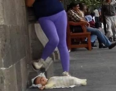 Mujer se hace viral por dejar a su bebé en el suelo para chatear en su teléfono