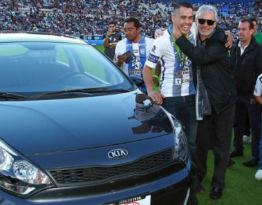 Pachuca pone ejemplo y le regala un auto al medallista Misael Rodríguez
