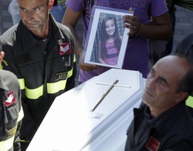 Cuando los bomberos encontraron a esta niña de 9 años, ya estaba muerta. Pero bajo su cuerpo encontraron algo desgarrador