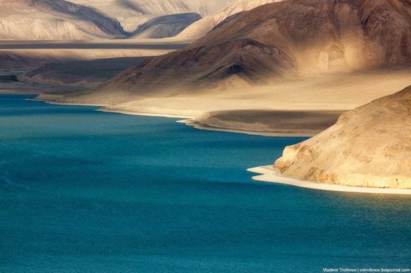 El Lago Negro de Karakul en Tajikistan