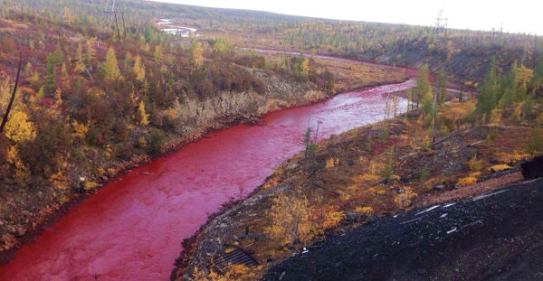 El enigma del río ruso teñido de rojo sangre